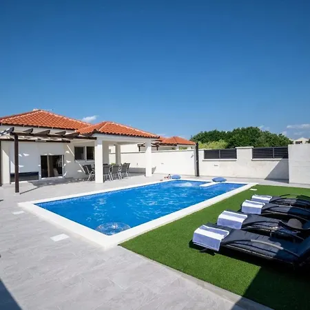 Villa Sabun - Modern House With Heated Pool