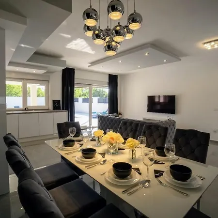 Sabun - Modern House With Heated Pool