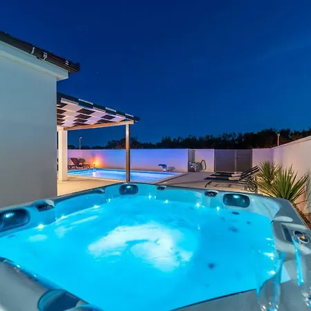 Sabun - Modern House With Heated Pool