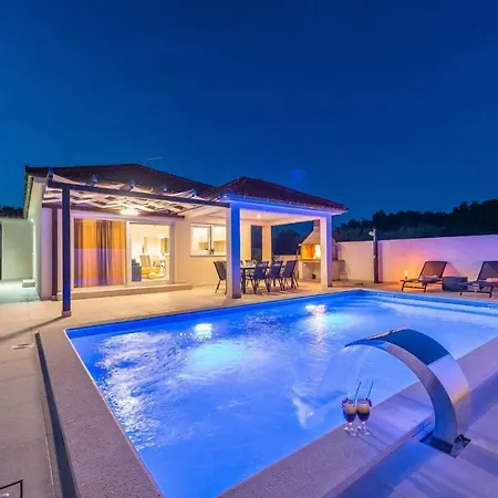 Villa Sabun - Modern House With Heated Pool