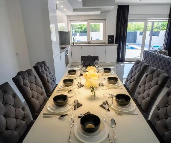 Villa Sabun - Modern House With Heated Pool *