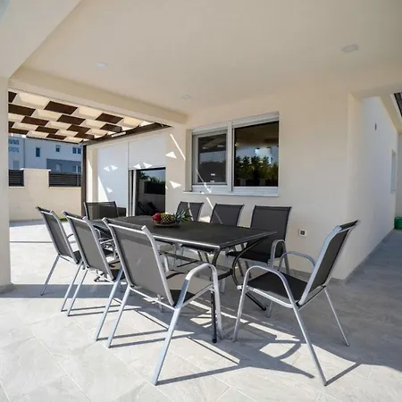 Sabun - Modern House With Heated Pool بريفلاكا