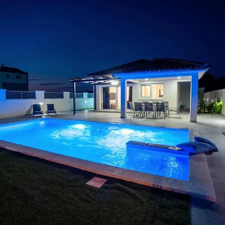 Vila Sabun - Modern House With Heated Pool *