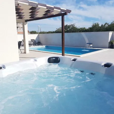 Vila Sabun - Modern House With Heated Pool