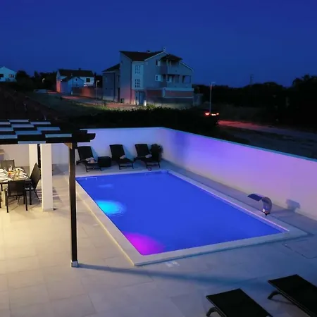 Vila Sabun - Modern House With Heated Pool *