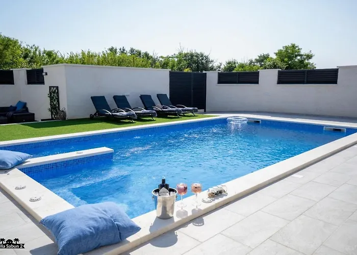Sabun - Modern House With Heated Pool بريفلاكا