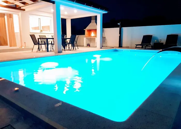 Sabun - Modern House With Heated Pool 빌라 프리블라카